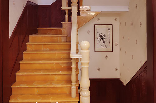 兴义中式别墅室内汉白玉石楼梯的定制安装装饰效果